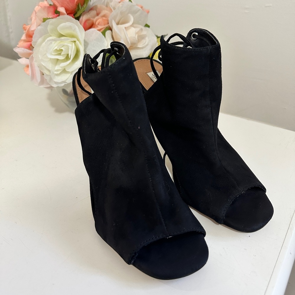 STEVE MADDEN with Wrap tie ankle straps Black Sandals! 7 1/2
